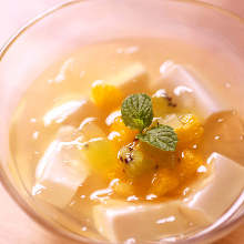 Almond jelly with fruit