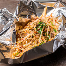 Stir-fried garlic chives and bean sprouts