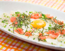 Carbonara pasta topped with cod roe.