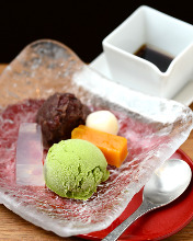 Anmitsu (agar gelatin with fruits, sweetened red beans and sweet red bean paste)