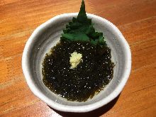 Mozuku seaweed dressed with vinegar