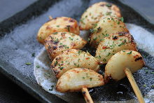 Grilled garlic skewer