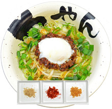 Noodles mixed with various meats and vegetables