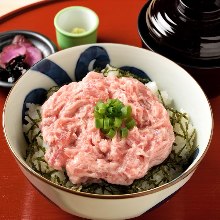 Raw fatty tuna and spring onion rice bowl