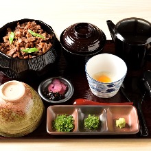 Grilled beef rice bowl meal set