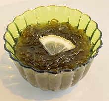 Mozuku seaweed dressed with vinegar