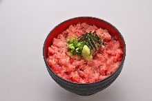 Raw fatty tuna and spring onion rice bowl