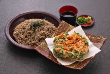 Buckwheat noodles served on a bamboo strainer with mixed tempura