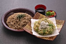 Buckwheat noodles served on a bamboo strainer with mixed tempura