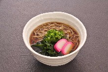 Buckwheat noodles served with seaweed