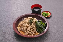 Buckwheat noodles served with seaweed