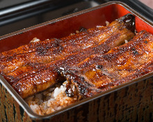 Eel served over rice in a lacquered box