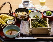 Tea-flavored buckwheat noodles and tempura set menu Tea-flavored buckwheat noodles and tempura set menu