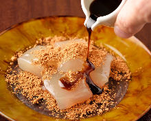 Warabimochi (bracken-starch dumpling covered in sweet, toasted soybean flour)