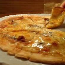 Gorgonzola cheese and naan pizza