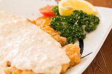 Fried chicken with vinegar and tartar sauce