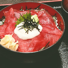 Soy sauce marinade fresh tuna rice bowl