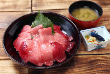 Raw tuna rice bowl