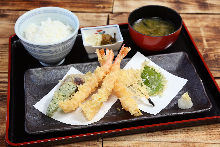 Tempura meal set with sashimi
