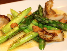 Stir-fried scallops and asparagus