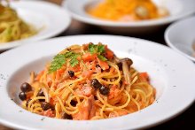 Cream sauce pasta with mushroom and spicy cod roe