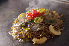 Mixed yakisoba noodles