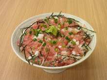 Raw fatty tuna and spring onion rice bowl
