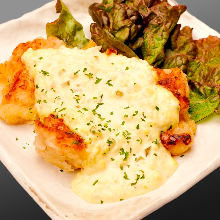 Fried chicken with vinegar and tartar sauce