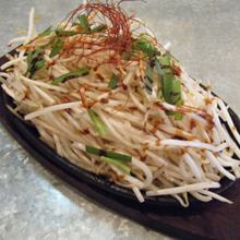 Stir-fried bean sprouts