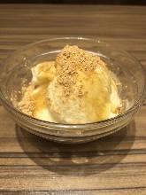 Vanilla ice cream with soybean flour and brown sugar syrup