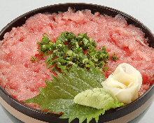 Raw fatty tuna and spring onion rice bowl
