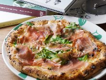 Prosciutto and arugula pizza