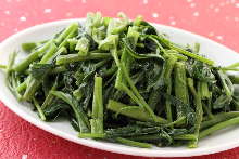 Stir-fried Chinese cabbage and garlic with salt