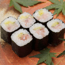 Fatty tuna and pickled radish sushi roll