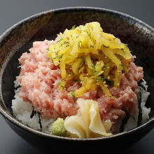 Fatty tuna and pickled daikon rice bowl