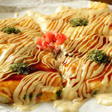 Tonpei-yaki (stir-fried cabbage and meat topped with egg)