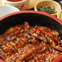 Eel served over rice in a lacquered box