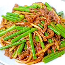 Stir-fried beef and garlic scapes