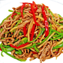 Stir-fried beef and green peppers