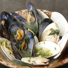 Common orient clams and mussels steamed with sake