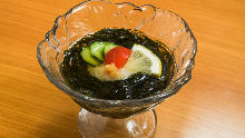 Mozuku seaweed dressed with vinegar