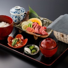 Kawara tile-grilled Wagyu beef set meal