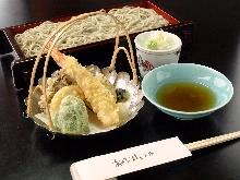 Buckwheat noodles on a bamboo strainer served with Tempura