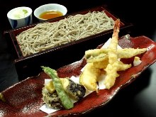 Buckwheat noodles on a bamboo strainer served with Tempura