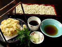 Buckwheat noodles served on a bamboo strainer with mixed tempura