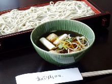 Buckwheat noodles served on a bamboo strainer with duck