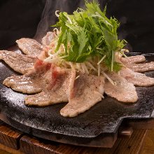 Kawara tile-grilled pork