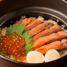 Salmon and salmon roe takikomi gohan (mixed rice) in an earthenware pot