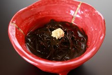 Mozuku seaweed dressed with vinegar