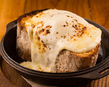 Oven-baked bread with garlic